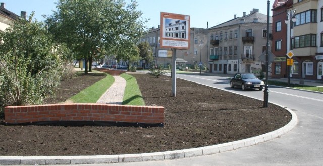 Wzdłuż ulicy zrekonstruowano fosę.