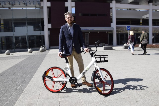 Marcin Maliszewski, szef warszawskiej firmy Blinkee, w piątek prezentował najnowszy model elektrycznego roweru. Takie jeżdżą już w czterech polskich miastach – czy z nich w przyszłości będą też mogli skorzystać kielczanie?