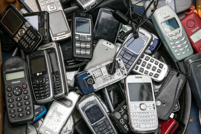 Jeśli masz w domu stare telefony koniecznie zobacz czy nie są sporo warte. Zebraliśmy dla Was stare komórki, które są aktualnie najbardziej poszukiwane. Szczegóły na kolejnych zdjęciach >>>