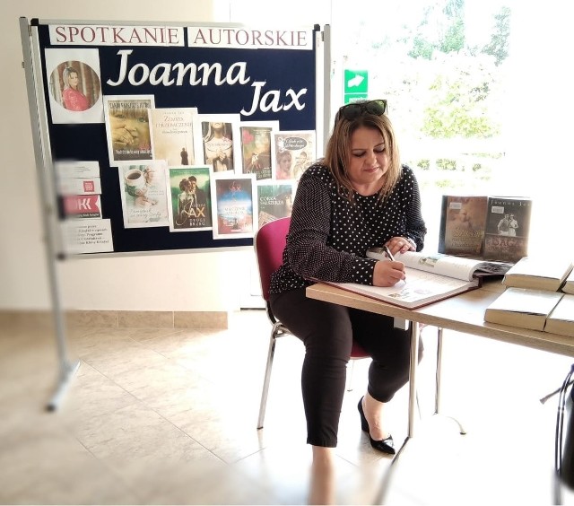 W ramach cyklicznych spotkań z pisarzami w bibliotece w Przyłęku mieszkańcy mogli tym razem posłuchać Joanny Jax, autorki powieści historycznych i laureatki prestiżowych nagród.