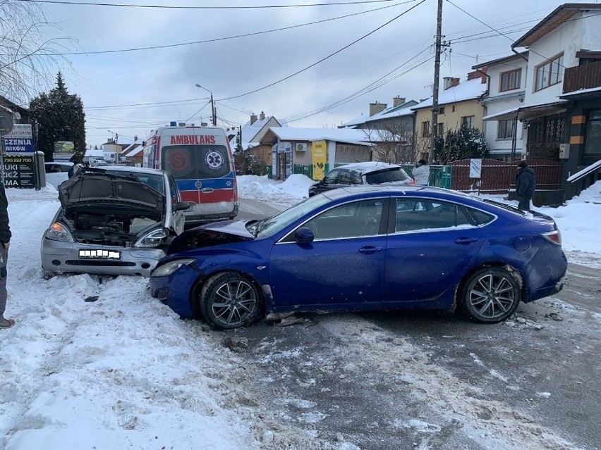 Wypadek w Myślenicach. Na ul. Kazimierza Wielkiego zderzyły się trzy samochody