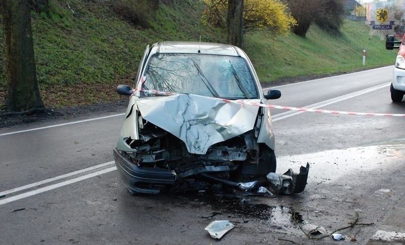 Rozbił kradzione auto. Był pijany, bez prawa jazdy, chował się w wersalce [ZDJĘCIA]