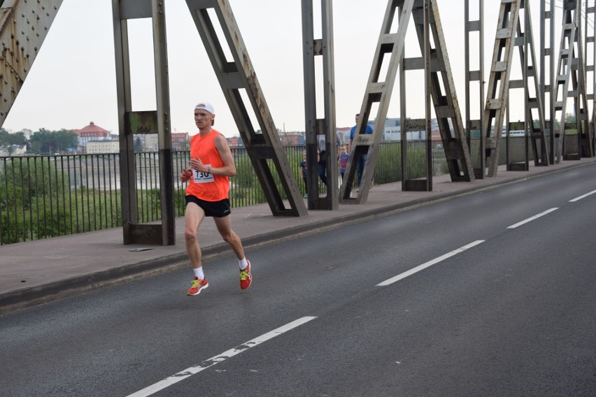 Blisko tysiąc biegaczy wzięło udział w Półmaratonie śladami...