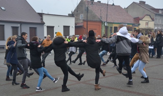 Zespół Szkół im. R. Traugutta w Lipnie realizuje projekt w ramach Szkoły Dialogu. Uczniowie postanowili uchronić od całkowitego zapomnienia ludność żydowską, która żyła tam przed wojną. Przygotowali pod kierunkiem nauczyciela historii Pawła Szewczaka wycieczkę śladami lipnowskich ŻydówW Lipnie przed wybuchem drugiej wojny światowej mieszkało blisko trzy tysiące Żydów. Zajmowali się głównie handlem i rzemiosłem. Niektórzy byli bogatymi właścicielami kamienic, a inni klepali biedę, próbując się utrzymać z drobnego handlu. Teraz na lipnowskich ulicach trudno znaleźć chociażby mały ślad po żydowskich mieszkańcach. Zniknęli z tego miasta jesienią 1939 roku. Trafili do gett we Włocławku i Łodzi. Większość z nich nie przeżyła wojny. Pamięć o nich postanowili przywrócić uczniowie Zespołu Szkół im. R. Traugutta w Lipnie, przygotowując pod kierunkiem nauczyciela historii Pawła Szewczaka wycieczkę śladami lipnowskich Żydów. Wzięli w niej udział ich koledzy z Zespołu Szkół Technicznych, Szkoły Podstawowej nr 5 oraz Gimnazjum Prywatnego im. Jadwigi Jałowiec. Rozpoczęli z wielkim przytupem na placu Dekerta, gdyż młodzież z Teatru Bene Nati zaprezentowała trzy tradycyjne tańce żydowskie.Więcej w „Tygodniku Lipnowskim”Flesz - wypadki drogowe. Jak udzielić pierwszej pomocy?