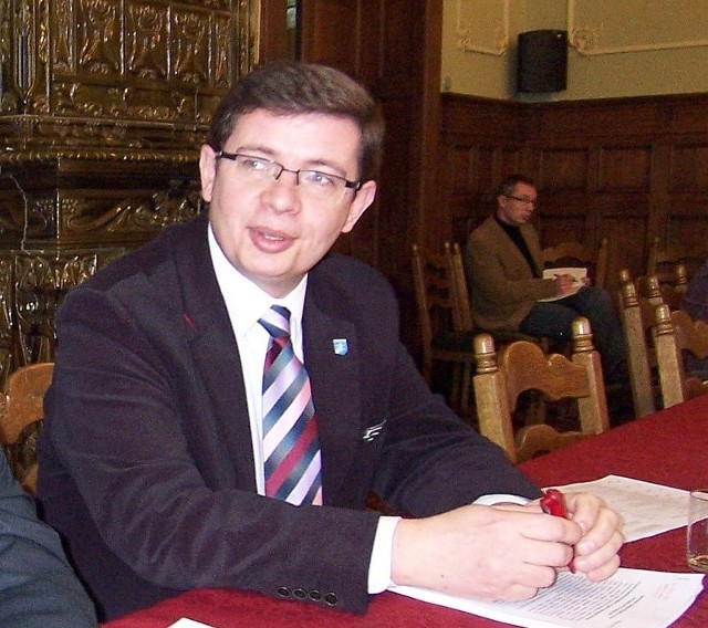 Krzysztof Jerzy Grabka ma 45 lat. Burmistrzem Wschowy jest od 2002 roku. W wyborach reprezentował komitet wyborczy "Razem w Przyszłość&#8221;. W wyborach w 2006 r. pokonał swego najgroźniejszego rywala, Leona Żukowskiego ("Zwyczajni Razem&#8221;), dopiero w drugiej turze.