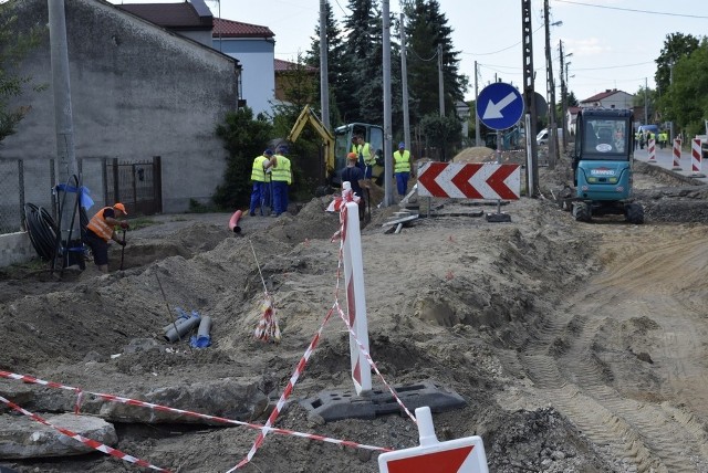 Trwa przebudowa ulicy Kozietulskiego. Wyłania się już rondo na skrzyżowaniu z ulicą 1 Maja. Skrzyżowanie to jest nieprzejezdne. Ulica Kozietulskiego rozkopana jest do skrzyżowania z ul. Poniatowskiego. Ruch lokalny odbywa się prawą stroną ulicy (patrząc od skrzyżowania z ul. 1 Maja).