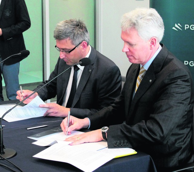 List intencyjny w sprawie wspólnych projektów zbrojeniowych podpisali: Wojciech Dąbrowski (z lewej), prezes spółki Polska Grupa Zbrojeniowa oraz Dan Crowley, prezes Raytheon Integrated Defense Systems.