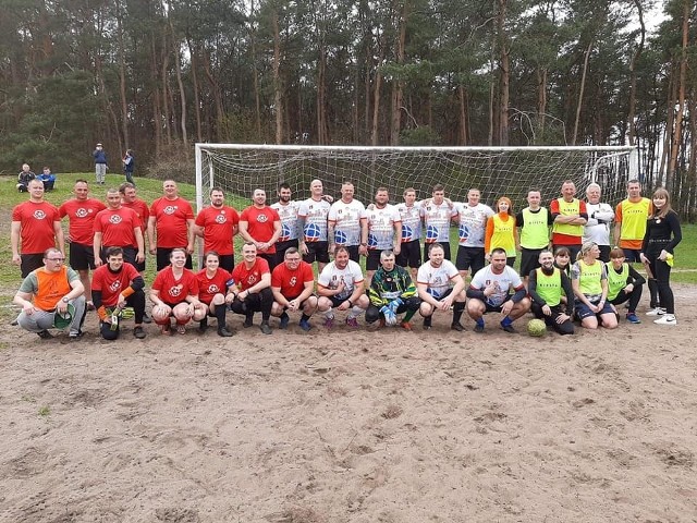 Członkowie grup GOL ŻEROMA, EnDo Team i Golub Team postanowili spędzić weekend sportowo w szczytnym celu. Zorganizowali turniej piłkarski w Golubiu-Dobrzyniu połączony ze zbiórką na leczenie 2-letniej Lenki z Obrowa, która choruje na nowotwór