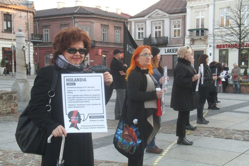 Ogólnopolski Strajk Kobiet w Kielcach. Mówili „nie”, rozkładając parasolki (ZDJĘCIA)