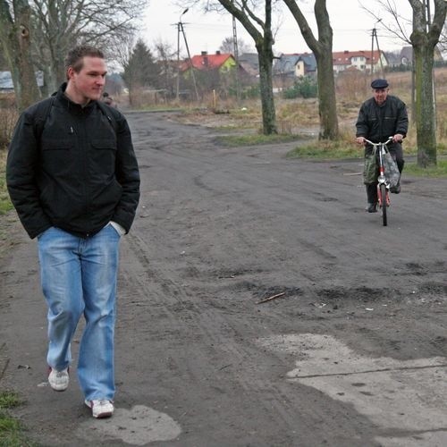 Mieszkańcy ulicy Polnej narzekają, że od lat nie mogą doczekać się położenia asfaltu i chodników.  Takie ulic jest wciąż w Ustce wiele.
