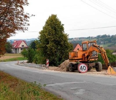 Tak przebiega budowa chodnika w Borzęcie FOT. KATARZYNA HOŁUJ