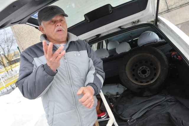 Tadeusz Gawryś pokazuje nam przebite opony w swoim samochodzie