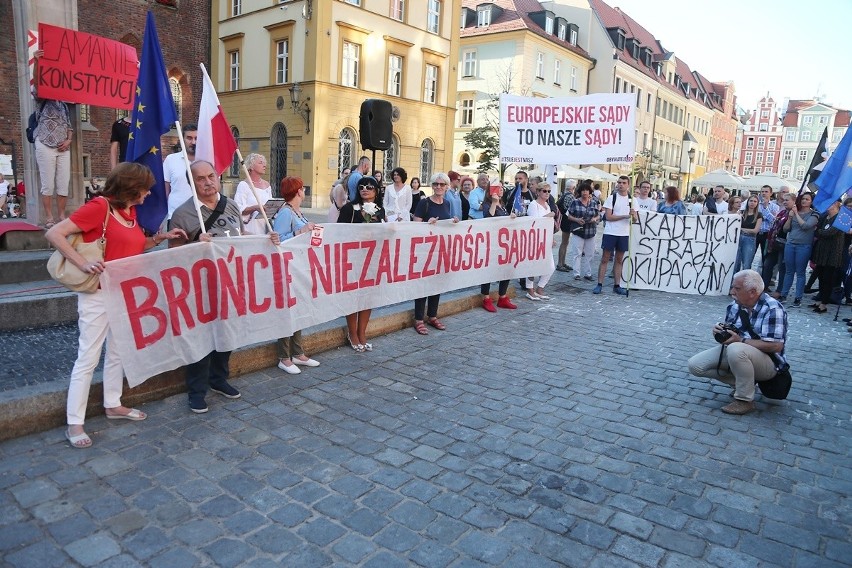 Demonstracje w obronie Sądu Najwyższego na Rynku we Wrocławiu. "Zdrajcy Polski" [ZDJĘCIA]