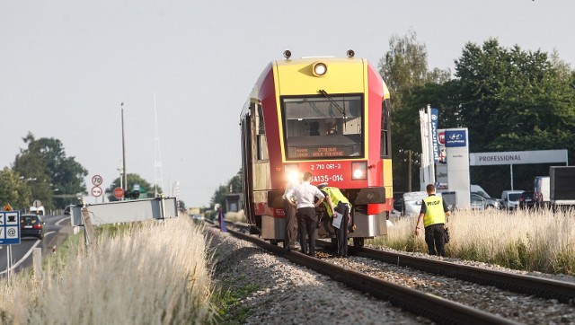 14-latka została potrącona przez szynobus. Trafiła do szpitala.