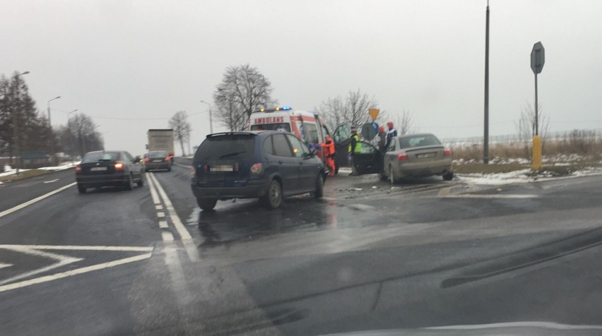 Groźny wypadek w powiecie opatowskim. Trzy osoby ranne