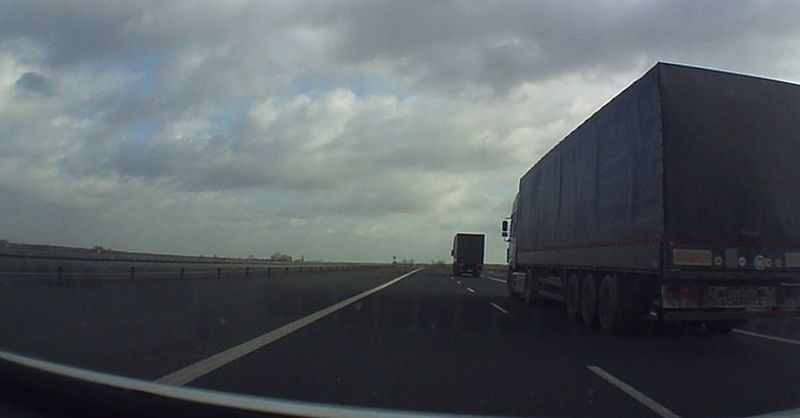 ciężarówka z niebieską ciemną plandeką