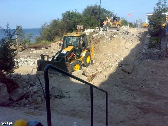 Ciężki sprzęt przy zejściu na plażę.