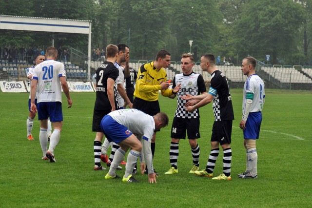 13.05.2017 krakowul. ptaszyckiego - suche stawy - stadion klubu hutnik krakow - pilka nozna - iv liga grupa zachodnia - mecz hutnik krakow - unia oswiecim 2-2n/z dyskusja z arbitremfot. andrzej wisniewski / polskapresse / dziennik polski