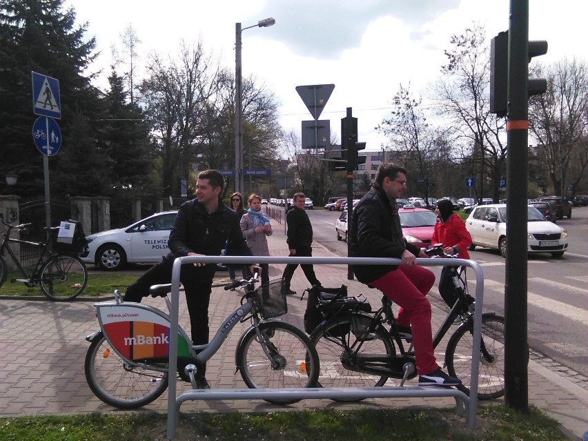Kraków. Podpórki dla rowerzystów stanęły przy skrzyżowaniach [ZDJĘCIA, WIDEO]
