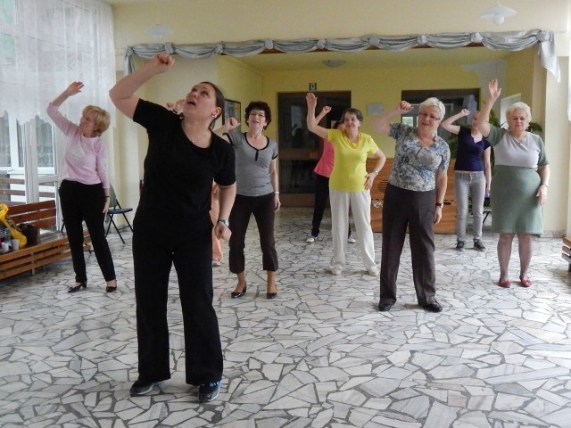 O tym, że taniec to sama radość przekonały opolskie seniorki na warsztatach z muzykoterapii i tańca w Domu Dziennego Pobytu "Złota Jesień" przy ul. Hubala.
