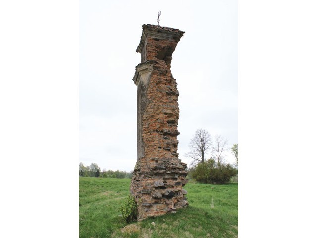 Zniszczony obiekt kultu stoi we wsi Wołkusze od początku XVII wieku