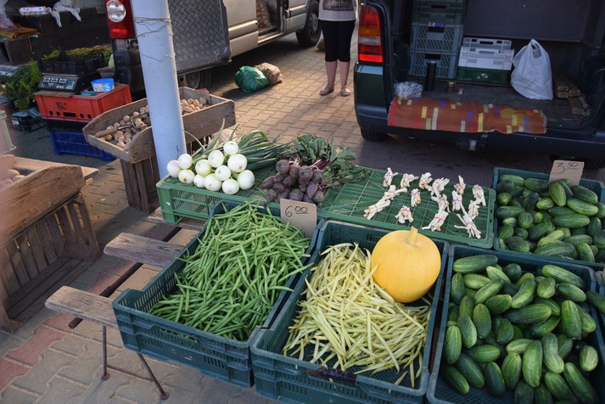 Sobotni miejski targ w Szydłowcu. Bardzo dużo handlujących, mnóstwo kupujących. Jakie były ceny warzyw i owoców  DUŻO ZDJĘĆ