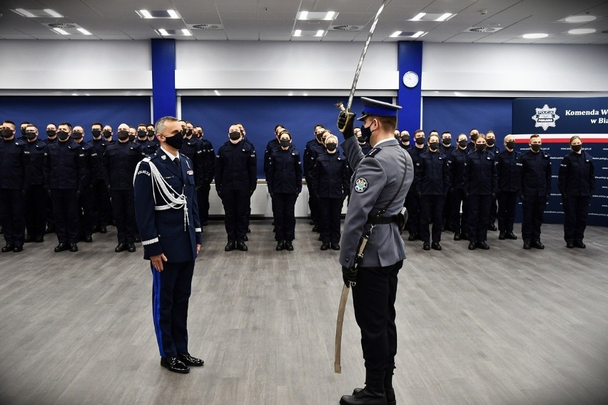 Podlaska policja przyjęła blisko 60 nowych funkcjonariuszy. Uroczystość odbyła się w Oddziale Prewencji Policji w Białymstoku (zdjęcia)