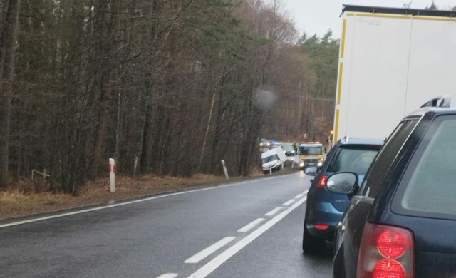 Utrudnienia na drodze krajowej numer 42 w miejscowości Piła. Do rowu zjechał dostawczy bus.