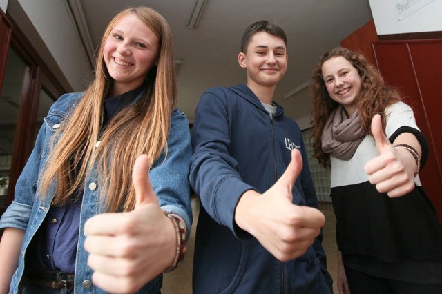 Egzamin gimnazjalny 2013. Arkusze, odpowiedzi. Jessica Pisanko (na zdjęciu od lewej), Jarosław Stankiewicz i Magda Murawska z PG nr 19 nie zakuwali do próbnego egzaminu. Mają jednak nadzieję, że pójdzie im dobrze.