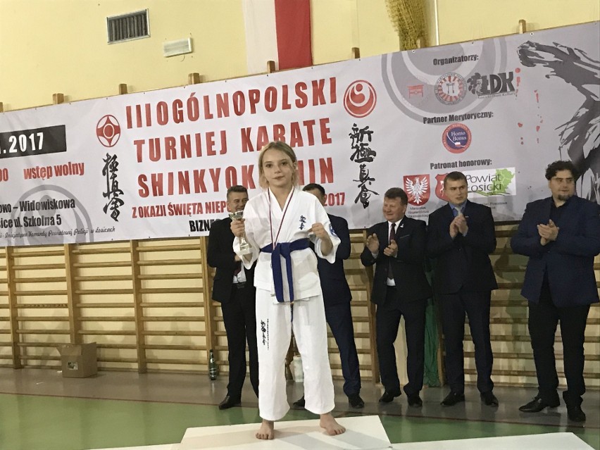 Skarżyscy karatecy przywieźli 17 medali z Łosic i wygrali klasyfikację drużynową