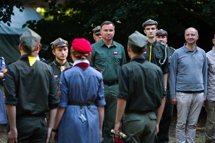 Prezydent Andrzej Duda odwiedził obóz harcerzy w Podgrodziu koło Nowego Warpna. Nie obyło się bez problemów - protestował KOD [ZDJĘCIA]