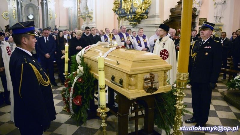 Pogrzeb znanego i cenionego proboszcza Mirosława Kaczmarczyka. Uczestniczyło w nim wiele osób [ZDJĘCIA]