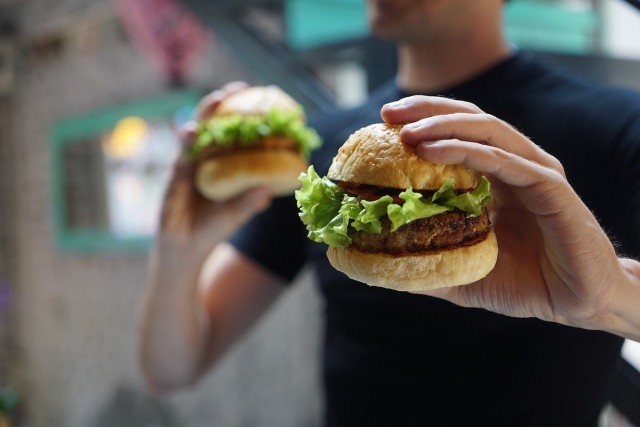 Gdzie zjemy najlepsze burgery w Katowicach? Oto ceny, adresy i menu z najciekawszych 9 lokalizacji.Zobacz kolejne zdjęcia. Przesuwaj zdjęcia w prawo - naciśnij strzałkę lub przycisk NASTĘPNE
