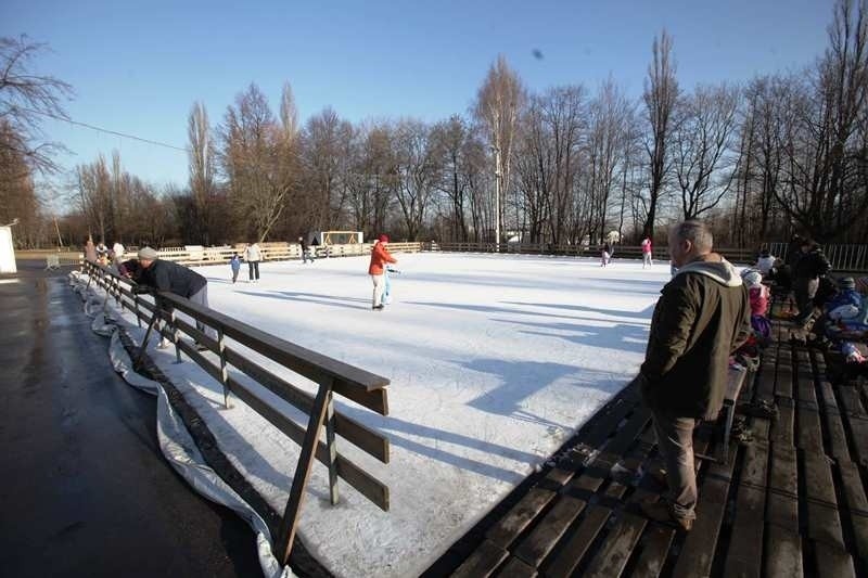 Ślizgawka w Katowicach znajduje się naprzeciw parku...