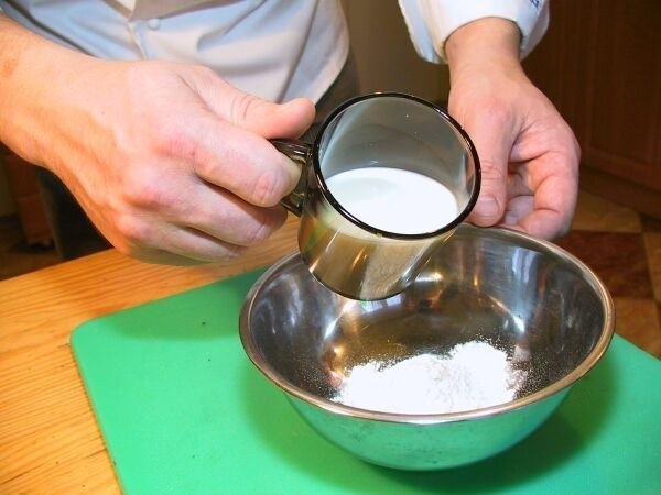 Zrobić zaczyn z drożdży, przesianej mąki, mleka i cukru....