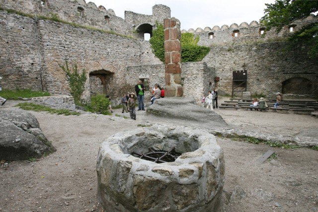 Zamek Chojnik w jeleniogórskiej dzielnicy Sobieszów odwiedza rocznie około 60 tysięcy turystów. To obowiązkowa trasa