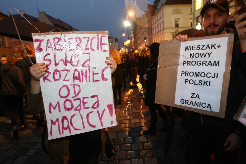 Czarny protest we Wrocławiu. Nawet 20 tysięcy kobiet manifestowało na Rynku