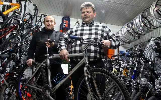 - Używane rowery po przeglądzie zostaną bezpłatnie przekazane potrzebującym &#8211; zapewniają Dariusz Wydra ze sklepu i serwisu rowerowego przy ulicy Szarych Szeregów w Radomiu oraz Maciej Zwierzyński, kanclerz Rycerzy Kolumba.