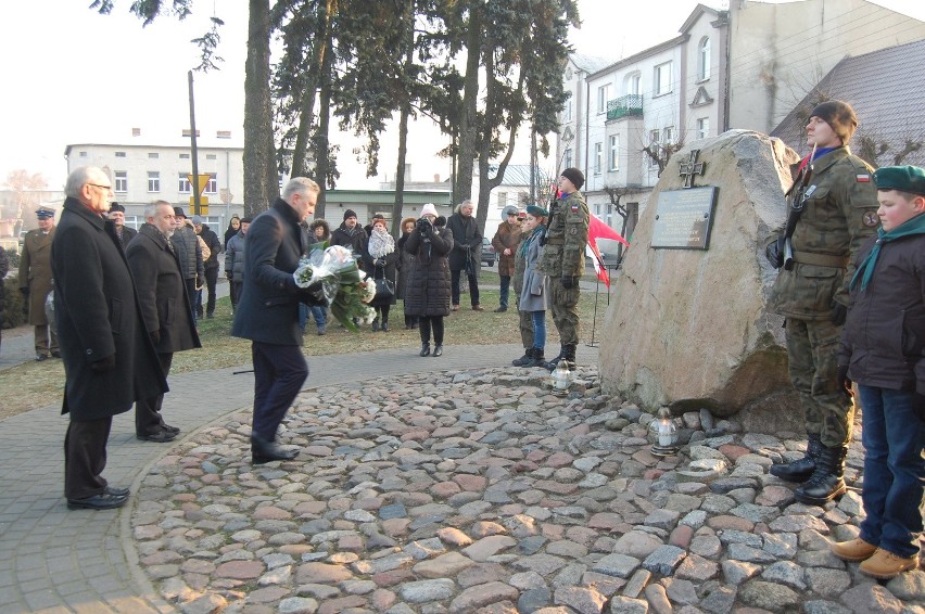 Delegacje złożyły wieńce pod pamiątkowym obeliskiem