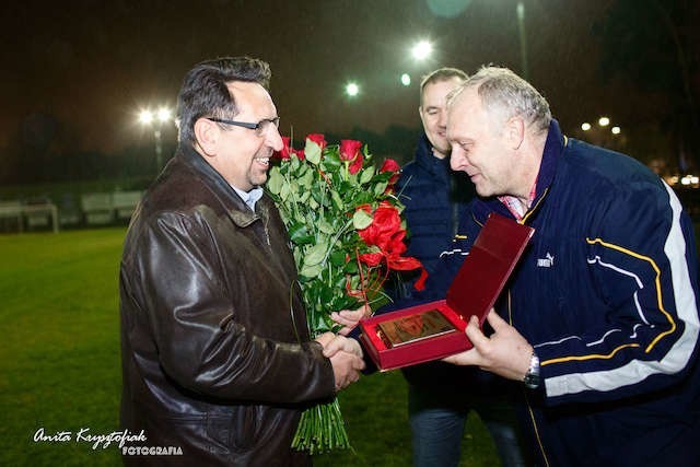 Andrzej Tyma odbiera podziękowania od działaczy Gwiazdy 