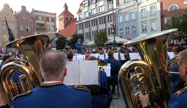 Młodzieżowa Orkiestra Dęta z Gütersloh zagrała w Grudziądzu na Rynku Głównym. Formacja zaprezentowała się w repertuarze rozrywkowym