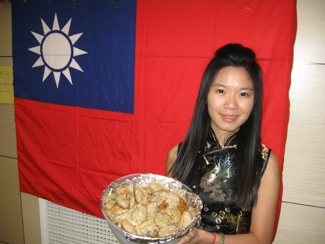 Podczas imprezy można było spróbować obsmażanych pierogów z wołowiną i krewetkami. Na zdjęciu Yu-Min Cheng, lektorka języka chińskiego na UO, która współprowadziła imprezę w SCK.