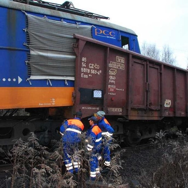 Dwa pociągi towarowe zderzyly sie pod Kedzierzynem-KoLlem. Z jednej z cystern wyciekl etylobenzen. Dwie cysterny i lokomotywa zostaly uszkodzone (fot. Daniel Polak).