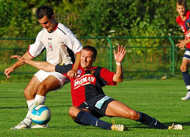 Krzysztof Przytuła (pada na murawę) kończy piłkarską karierę.