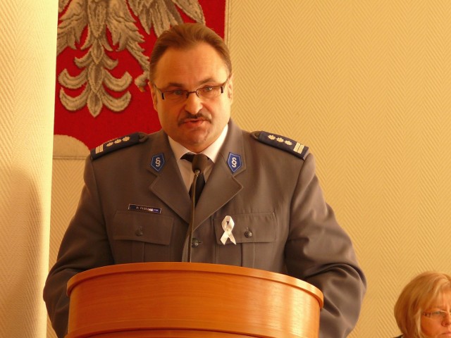Komendant stalowowolskich policjantów Mirosław Pawełko na sesji Rady Miejskiej.