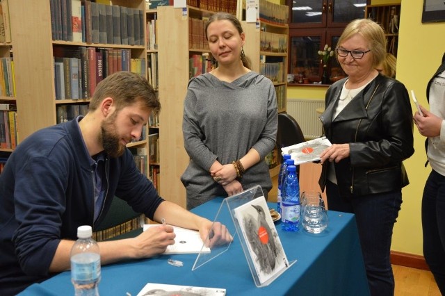 W kolejce po autografy...