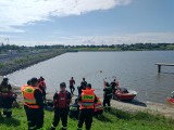 Strażacy doskonalili swoje umiejętności na zbiorniku w Kazimierzy Wielkiej. Szkolili się z zakresu ratownictwa wodnego [ZDJĘCIA]