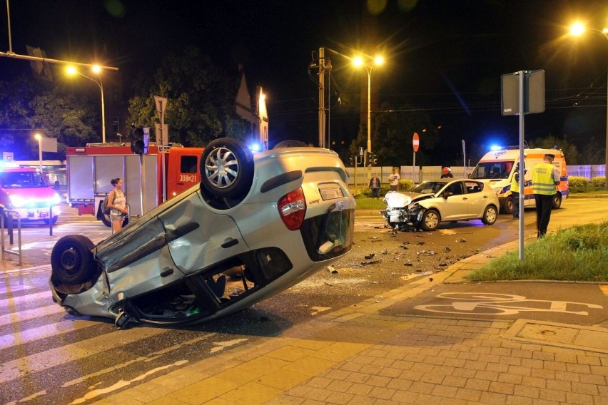 Wypadek na Wyszyńskiego. Honda na dachu, policjant ranny