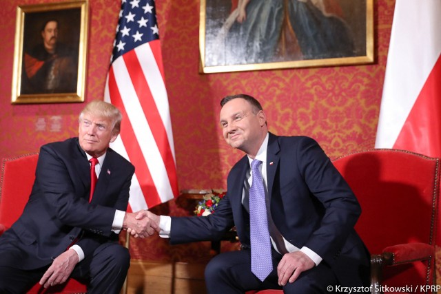 Spotkanie prezydenta RP Andrzeja Dudy i prezydenta USA Donalda Trumpa podczas wizyty tego ostatniego w Warszawie w 2017 roku.