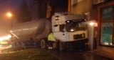 Ciężarówka wjechała w blok w Niemodlinie